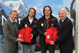 Zwei Salzburger Teilnehmer bei der Oldtimer-Rallye 'Peking to Paris'
 - BILD  =
