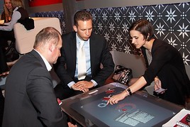 APA präsentiert erste Nachrichten-Anwendung für TouchTable Surface