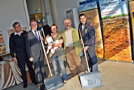 Recyclingprodukt: 'Feurwehr-Einsatzschieber' erleichtert
Aufräumarbeiten nach Hochwasser - BILD