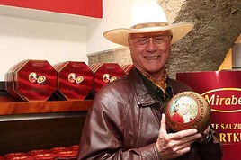 Larry Hagman und die Mozartkugeln - BILD