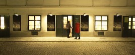 Wiens erster 6* Punschstand eröffnet im Heiligenkreuzerhof - BILD  =
