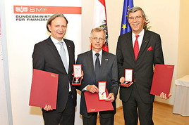 Ehrenzeichen der Republik Österreich für PayLife Top-Manager - BILD