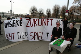 ÖH spielt Roulette vorm Bundeskanzleramt =
