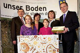 Vernissage 'mit den Farben der Erde' im Landhaus eröffnet - BILD
