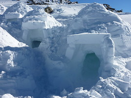 Ausblick auf 500 Alpengipfel, 2.600 Meter über dem Meer im ersten Igludorf in der Region Hall-Wattens
