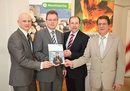 Maschinenring und Landwirte liefern Wärme: 30. Biomasse-Heizanlage in
Betrieb - BILD