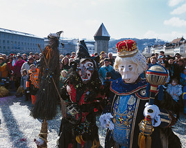 Die Narren sind los: Traditionelles Fastnachtstreiben in der Schweiz
- BILD