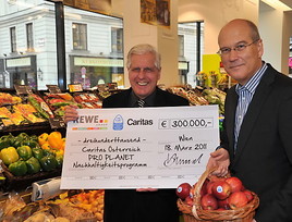 Caritas Österreich REWE International AG Vorstandschef Frank Hensel übergab der Caritas 300.000,- Euro für benachteiligte Menschen
