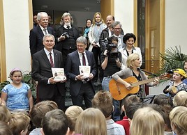 Weltgesundheitstag: Stöger verteilt gesunde Jause an Kärntner Volksschulen