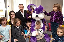 Grayling Austria GmbH Conny Mooswalder mit dem Milka Schmunzelhasen im SOS-Kinderdorf -
BILD =