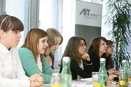 Jungforscherinnen entdecken beim AIT Energie und Mobilität der Zukunft