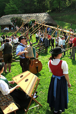 Holz im Brauchtum mit Maibauaufstellen - Brauchtum (er)leben am
01.05.2011 (9 - 17 Uhr, Einlass bis 16 Uhr). - BILD