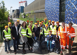 WIPARK-MitarbeiterInnen helfen der MA 48 beim Frühjahrsputz - BILD