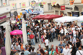 'We build this city on rock`n`roll' - Linzergassenfest am 1. und 2.
Juli 2011 - BILD  =
