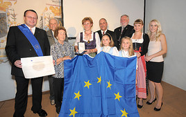 EU-Ehrenbürgerschaft und 'Gold' der Wirtschaftskammer für Wolfgang
Neumann - BILD