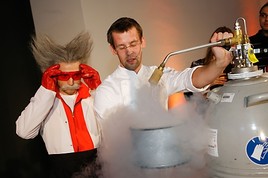 BILD zu OTS - Dem verrückten Professor standen bei den vergangenen Science Brunches vor Aufregung stets die Haare zu Berge.