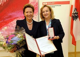 BM Maria Fekter überreicht 'Großes Silbernes Ehrenzeichen für
Verdienste um die Republik Österreich' an Martina Dobringer - BILD