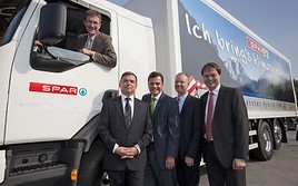 Weniger Abgase, weniger Treibstoff, weniger Lärm: SPAR und Volvo
präsentieren ersten Vollhybrid-Lkw in D-A-CH-Region  - BILD  =
