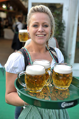 Ausgelassenes Feiern in drei Festzelten von 11:00 Uhr bis 23:00 Uhr das Programm bis Sonntag