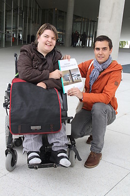 BILD zu OTS - Elisabeth Losbichler, eine Betroffene und Simon Hofbauer, ÖH-Vorsitzender präsentieren vor dem UNIPARK Nonntal einen  ...