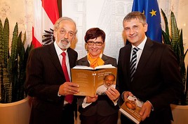 BILD zu OTS - Im Bild v.l.n.r.: Prof. Heinz Nußbaumer, Autor Meine kleine große Welt, Mag. Gerda Schaffelhofer, Verlegerin Styriabooks und Dr.  ...