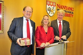 BILD zu OTS - NTU-Rektor Bertil Andersson, Infrastrukturministerin Doris Bures und Wolfgang Knoll, wissenschaftlicher Geschäftsführer des Austrian  ...