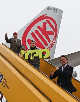 BILD zu OTS - Von oben nach unten: Niki Lauda, Markus Lang und Hannes Jagerhofer Auf der Karriereleiter mit YPD steil nach oben. Markus Lang ist  ...