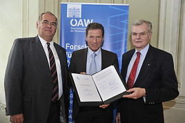 BILD zu OTS - BM Karlheinz Töchterle (Mitte), ÖAW-Präsident Helmut Denk (re.) und ÖAW-Vizepräsident Arnold Suppan (li.) nach der Unterzeichnung  ...