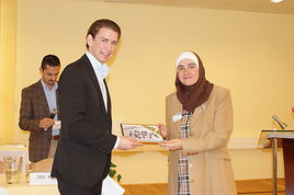 BILD zu OTS - Mag.a Amena Shakir, Leiterin der IRPA (rechts) und Sebastian Kurz, Staatssekretärs für Integration (links)