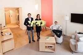 BILD zu OTS - Tausche Studentenbude gegen Luxus-Suite - Hannes Jagerhofer, Initiator der YPD-Challenge, mit Gabriela Benz, General Manager Le  ...