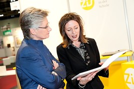 BILD zu OTS - Bildungsministerin Dr. Claudia Schmied und ZiS-Geschäftsführerin Mag. Barbara Aschenbrenner beim ZiS-Messestand auf der Buch Wien.   ...