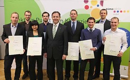 BILD zu OTS - Umweltminister Berlakovich übergibt Mikro-Stipendien für wissenschaftliche Arbeiten zu klimaschonender Mobilität.