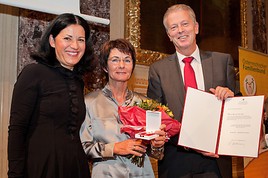 BILD zu OTS - Präsidentin LAbg. Andrea Gottweis gratuliert aLAbg. Inge Sulzer, der das Bundesehrenzeichen von Bundesminister Reinholt Mitterlehner  ...