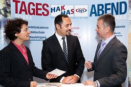 BILD zu OTS - Im Bild v.l.n.r.: Mag. Gabriele Masuch (Public Relations bfi Wien), Mag. Ali Eralp (Integrationsbotschafter), Mag. Rainer Bernhard  ...