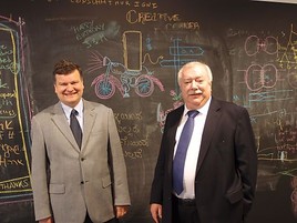 BILD zu OTS - Bürgermeister Dr. Michael Häupl mit IST Präsident Thomas Henzinger beim Besuch der Spitzenforschungseinrichtung in Klosterneuburg.