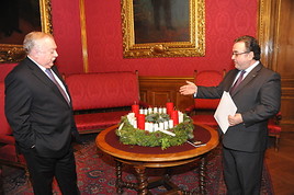 Wiens Bürgermeister erhält Diakonie-Adventkranz