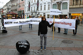 Bei einer Straßenaktion zeigten die Jugendorganisation SJ, FSG-Jugend, AKS, IKS und VSStÖ ihren Unmut über die Schuldenbremse am Linzer  …