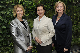 BILD zu OTS - v.l.n.r. Jenny Dinich, HR Direktorin Microsoft Österreich, Gabriele Heinisch-Hosek, Bundesministerin für Frauen und öffentlichen  ...