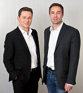 BILD zu OTS - W24 Geschäftsführer Marcin Kotlowski mit Kurt Raunjak, der ab 1. Februar 2012 die Chefredaktion des Stadtsenders W24 übernimmt.