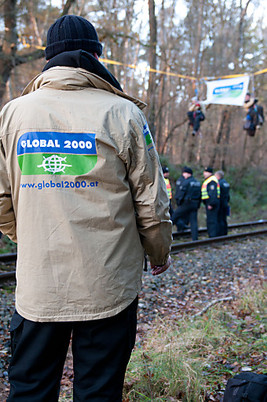 GLOBAL 2000: Polizei bricht Gleisblockade ab, Aktivisten in Gewahrsam genommen