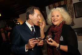 BILD zu OTS - Auch Szenegastronom Ossi Schellmann und Fernstehstar Marika Lichter delektierten sich an den neuen Köstlichkeiten von Hink.