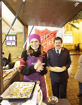 Heilsarmee: Sarah Wiener bäckt am Weihnachtsmarkt - ANHÄNGE