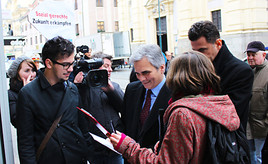 Bundeskanzler Faymann bei der Übergabe des Jugendmanifests durch die Vertreter_innen der Jugendorganisationen.