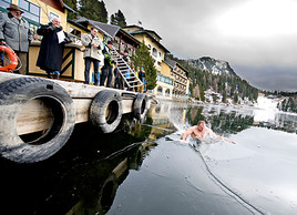 Strongman geht bei der Turracher Eiswette baden - BILD
