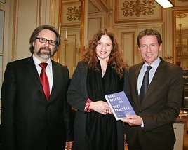 Übergabe des Buches 'Best Spirit - Best Practice' zum Lehramt an
österreichischen Universitäten - BILD