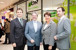 BILD zu OTS - Vor dem neuen VOR-Cervicecenter: v.l.n.r.: VOR-GF Wolfgang Schroll, NÖ-LR Karl Wilfing, Vzbgm. Renate Brauner, VOR-GF Thomas Bohrn