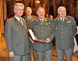BILD zu OTS - v.l.n.r. ÖOG Präsident Hauptmann Dr. Eduard Paulus, Oberst Karl Cibulka, General Mag. Edmund Entacher, Präsident OG Wien Oberst Mag.  ...