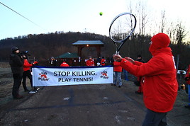 VIER PFOTEN Protestaktion bei Ion Tiriac's Promi-Treibjagd in
Rumänien - 'Stop killing, play tennis!' - BILD  =
