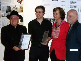 BILD zu OTS - Prof. Wolfgang Kaufmann mit dem Gewinner 2010, DI Martin Feichtner, Univ.-Prof. DI Dr. Sabine Pollak (Kunstuniversität Linz) und Dir.  ...