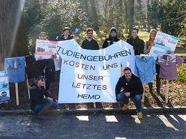 Bei einer Aktion am Gelände der Johannes-Kepler-Universität Linz zeigte der Verband Sozialistischer Student_innen (VSStÖ) Linz mit einem  ...
